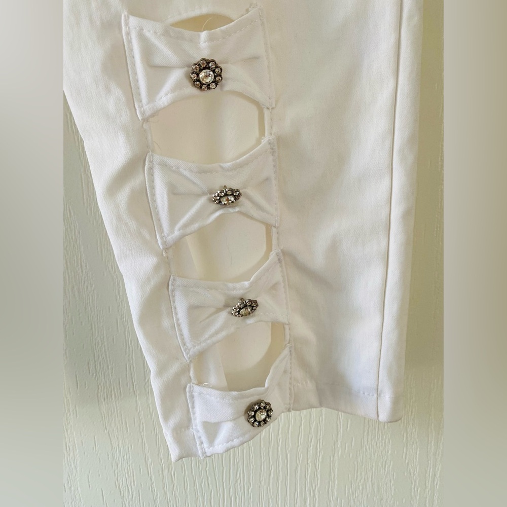 Canadian designer super cute capris with bows and bling buttons on the back. - Picture 2 of 3